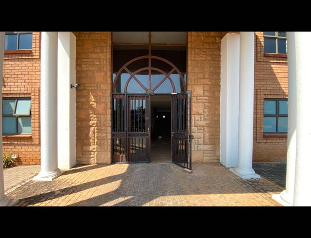 724M² WAREHOUSE TO LET IN ROOIHUISKRAAL